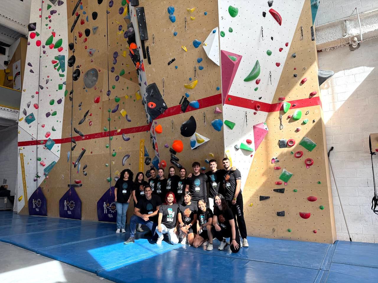 Grupo realizando actividad de team building y escalada indoor en Zaragoza en rocódromo Climbat.